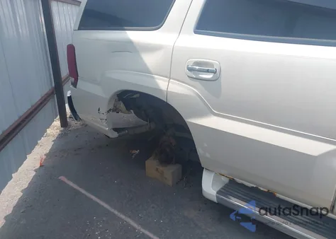 2004 Cadillac Escalade Standard z USA, uszkodzony, nr VIN 1GYEK63N44R266854